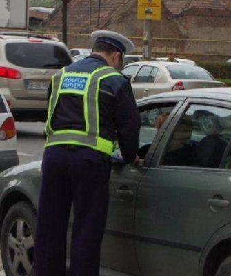 Peste 200 de autovehicule destinate transportului de persoane, controlate de poliţiştii rutieri